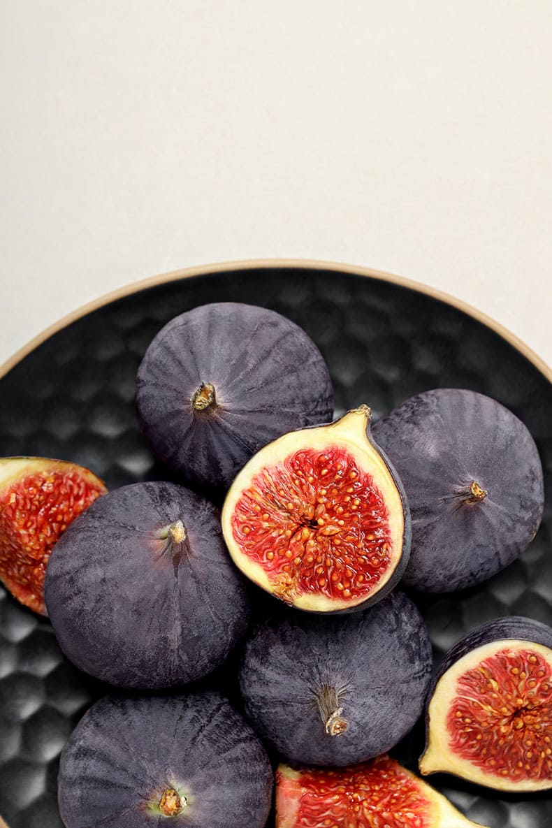 Figues madures en un plat