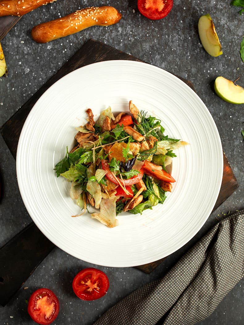 Amanida fresca amb pollastre carn i tomàquets