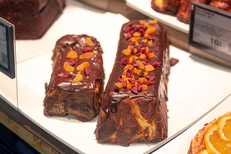 Pastís de carabassa i moniato cobert de fruïa confitada i emplatat