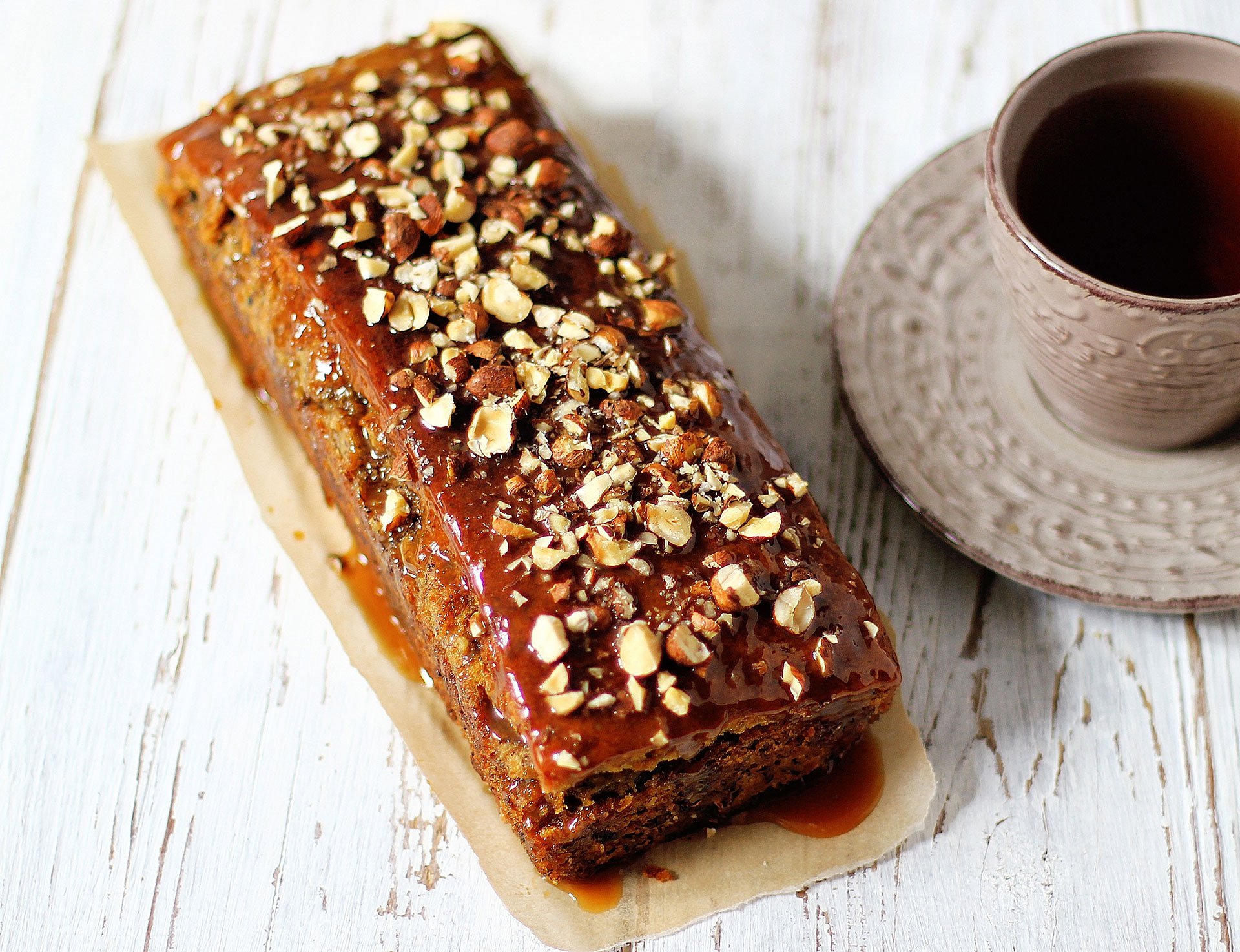 Pastís de carabassa i moniato farcit de fruits secs, servit juntament amb un cafè
