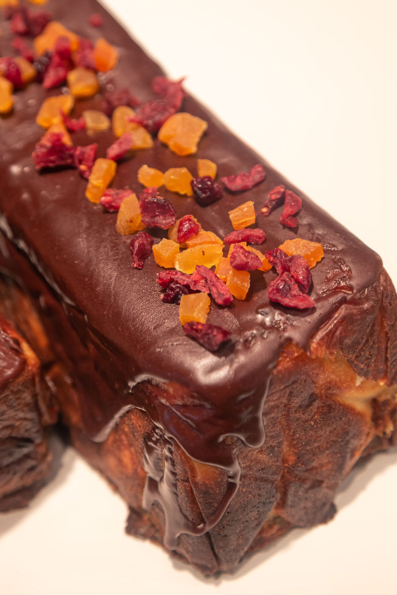 Vista propera d'un pastís de carabassa i moniato cobert de fruïa confitada