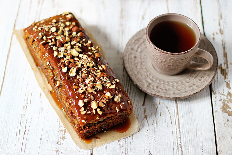 Pastís de carabassa i moniato farcit de fruits secs, servit juntament amb un cafè