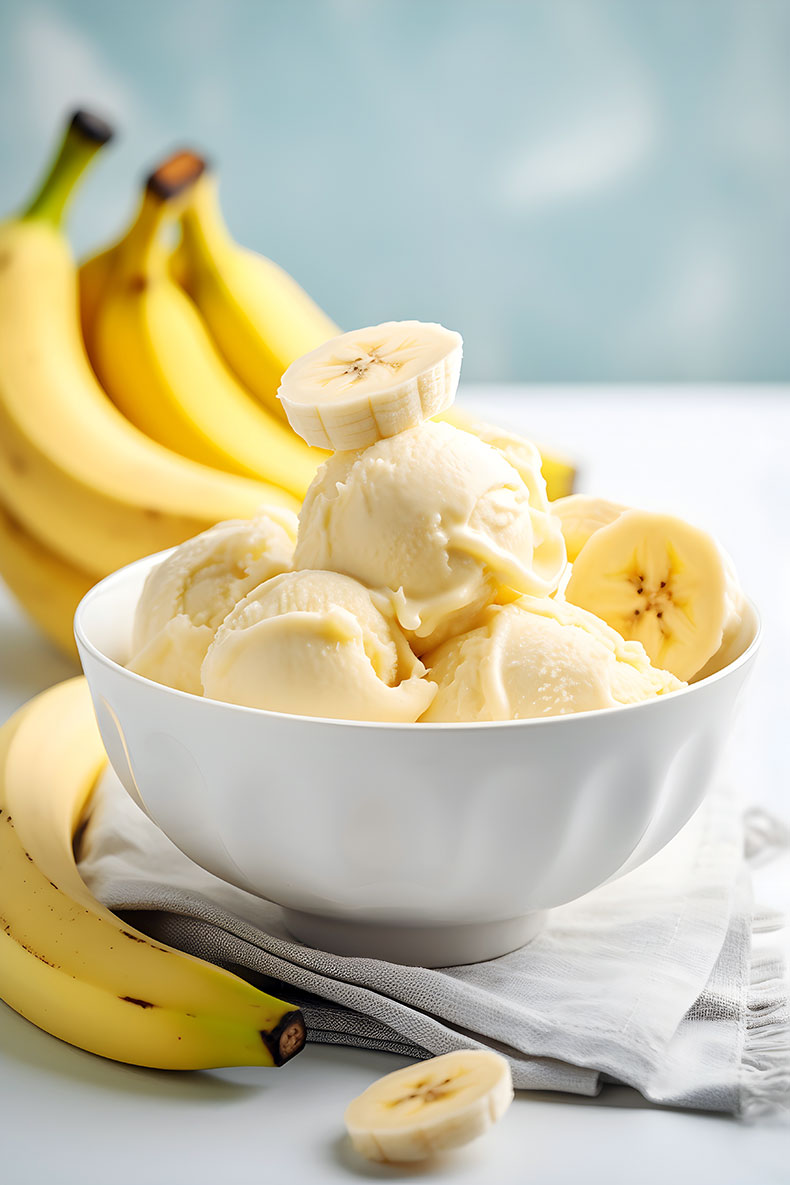 Vista d'un bol de gelat de plàtan amb uns plàtans de fons